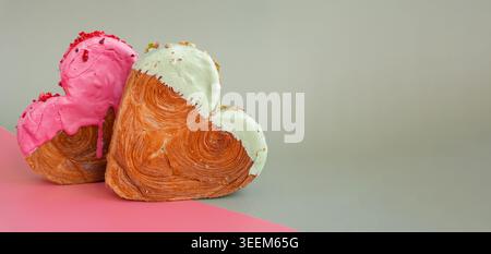 Deux cartes de voeux colorées Saint-Valentin délicieux croissants frais de variété garni de saveur colorée Ganache. Création unique boulangerie en forme de coeur. Feuilleté de vacances amour cadeau idée de cadeau cadeau. Copier l'espace Banque D'Images