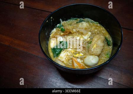 Seblak, une soupe salée épicée traditionnelle indonésienne faite de craquelins humides et d'épices aromatiques. Banque D'Images
