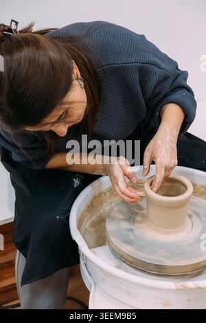 Argile modelant l'art céramique femme poterie artisan Banque D'Images