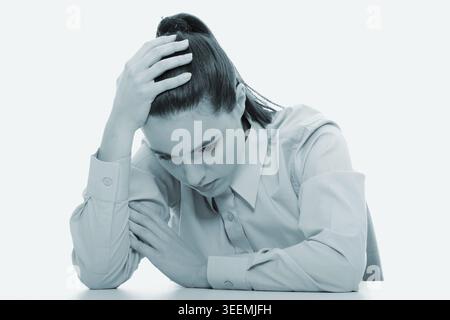 Triste affaire femme assise derrière le bureau Banque D'Images