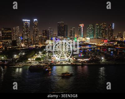 Vue aérienne nocturne de la grande roue et des gratte-ciel du centre-ville de Miami à Bayside Marketplace et Bayfront Park Banque D'Images