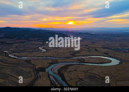 Coucher de soleil sur la rivière sinueuse et paysage de terres agricoles Banque D'Images
