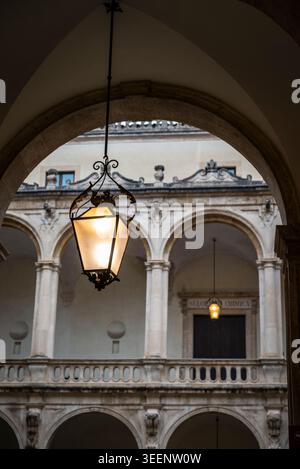 Lanterne illuminée dans le Palazzo dell'Università. Un bâtiment baroque du XVIIIe siècle qui abrite les principaux bureaux de l'Université de Catane, C. Banque D'Images