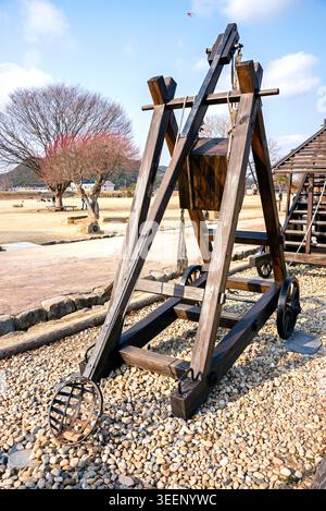 Catapulte, arme utilisée dans la guerre de siège exposée à la forteresse de Haemieupseong, Corée du Sud Banque D'Images