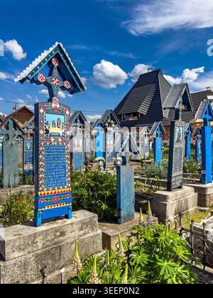 Vue rapprochée des croix en bois sculptées et peintes à la main au cimetière joyeux (Cimitirul Vesel) de Sapanta, Maramures, Roumanie, o Banque D'Images