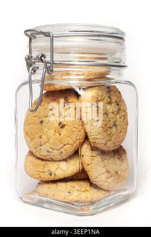 Biscuits aux pépites de chocolat à l'intérieur d'un grand pot de stockage en verre avec un couvercle supérieur à clip en métal Banque D'Images