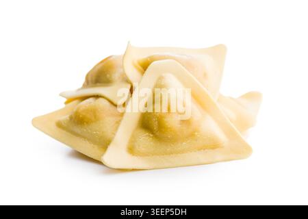 Boulettes de pâtes italiennes fourrées non cuites empilées sur un fond blanc. Des coquilles fraîches et maison de style ravioli mettent en valeur la texture lisse de la pâte et rustique Banque D'Images