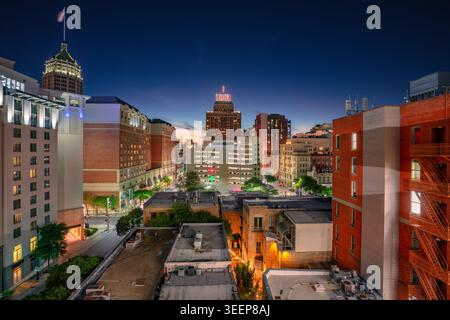 San Antonio, Texas, États-Unis. Image de paysage urbain aérien du centre-ville de San Antonio, Texas, à l'heure bleue du crépuscule. Banque D'Images