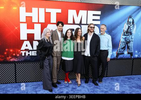 WESTWOOD, LOS ANGELES, CALIFORNIE, États-Unis - MAI 06 : Maggie Baird, Nat Wolff, Billie Eilish portant un polo Prada pique et des chaussures Prada Fall 2026, Claudia Sulewski, Finneas O'Connell et Patrick O'Connell arrivent à Los Angeles à la première de Paramount Pictures 'Billie Eilish : Hit me Hard and Soft - The Tour Live in 3D' qui a lieu au Village Theatre le 6 mai 2026 à Westwood, Los Angeles, Los Angeles, Californie, États-États-Unis. (Photo de Kay Qiao/image Press Agency) Banque D'Images