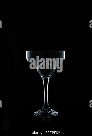 Verre sur fond noir avec lumière de jante. Banque D'Images