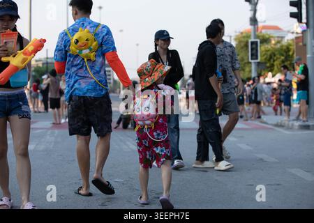 CHIANG mai, THAÏLANDE-APR 15, 2026 : les gens célèbrent le Festival Songkran dans la rue en Thaïlande, vue arrière, Nimman Banque D'Images