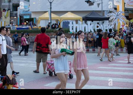 CHIANG mai, THAÏLANDE-APR 15, 2026 : personnes jouant au Festival Songkran pendant les vacances d'été, vue de face, Nimman. Banque D'Images