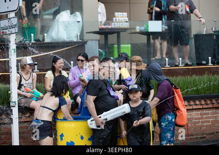 CHIANG mai, THAÏLANDE-APR 15, 2026 : ambiance de rue pendant le Festival Songkran en Thaïlande, vue de face, Nimman. Banque D'Images