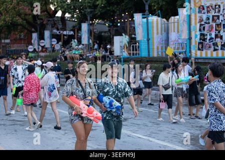 CHIANG mai, THAÏLANDE-APR 15, 2026 : touristes thaïlandais et étrangers participant à la célébration du festival de l'eau de Songkran dans la rue urbaine, vue de face, Nimman Banque D'Images