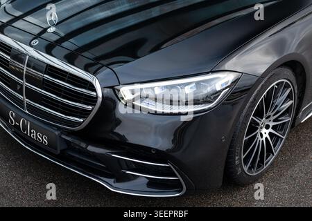 Kiev, Ukraine - 25 janvier 2024 : gros plan sur la partie avant de Mercedes classe S. Banque D'Images