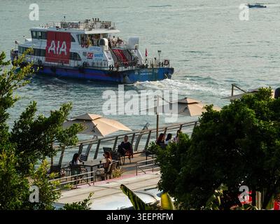 HONG KONG , CHINE - 2026 : une photo en grand angle capture un ferry Fortune Hong Kong arborant la marque d'entreprise AIA de premier plan alors qu'il navigue dans Victoria Har Banque D'Images