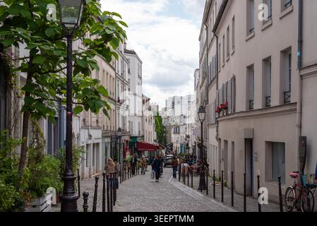 Rue Saint-Blaise, l'une des rues les plus charmantes de l'est de Paris située dans le quartier historique de Charonne dans le 20ème arrondissement. Banque D'Images