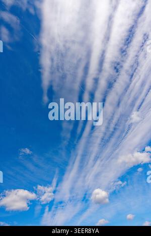 Motif nuageux inhabituel se formant à haute altitude contre un ciel bleu Banque D'Images