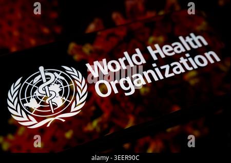 Paris, France - 12 mai 2026 : logo de l'Organisation mondiale de la santé (OMS) affiché sur l'écran d'un smartphone avec un fond d'agent pathogène viral. Banque D'Images