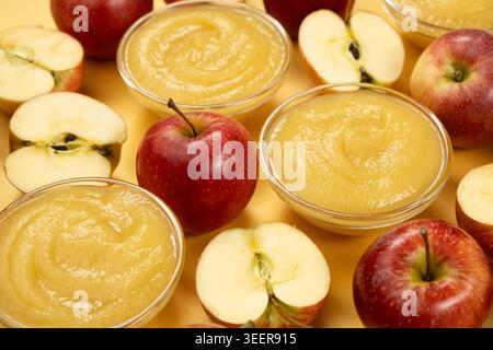 Sauce aux pommes fraîche maison dans des bols en verre avec des pommes rouges. Banque D'Images