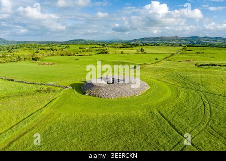 Vue aérienne de Carrowmore passage Tomb entouré de champs vert clair dans le comté de Sligo, Irlande. Monument mégalithique Acient dans la campagne irlandaise Banque D'Images