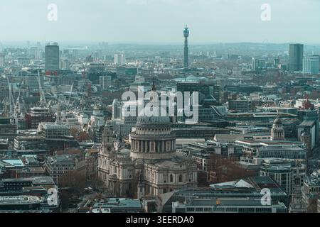 Vue aérienne sur Londres surplombant la cathédrale Saint-Paul Banque D'Images