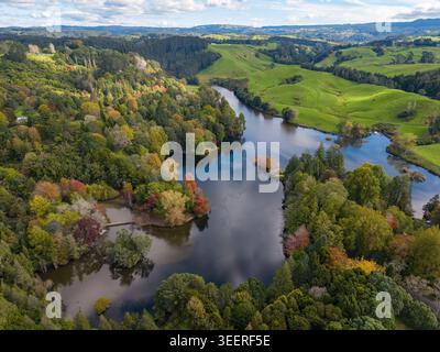 Arbres d'automne entourant les eaux calmes du lac McLaren dans la région de Bay of Plenty, Nouvelle-Zélande Banque D'Images