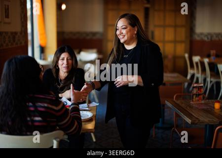 Maya Cazares, à gauche, et sa mère, Rosita Cazares, discutent avec Patty Garcia, chef de cabinet du repaire américain Jesus 'Chuy' Garcia, à Las Carnitas Uruapan dans le quartier Little Village de Chicago le 14 novembre 2025. La réunion a eu lieu au restaurant mexicain dans le cadre des efforts de sensibilisation de la communauté dans le district à prédominance latino. (Photo de Armando L. Sanchez/Chicago Tribune/TNS/Sipa USA) Banque D'Images