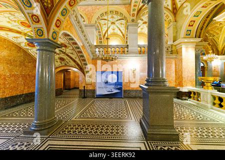 Les visiteurs se promènent dans la grande salle de l'Opéra national hongrois de Budapest, admirant l'architecture et les décorations à l'intérieur. Banque D'Images