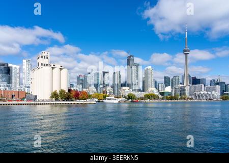 Vue sur les gratte-ciel du centre-ville de Toronto depuis le lac Ontario. Toronto, Canada. Banque D'Images