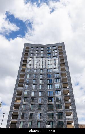 Vue en angle bas d'une grande tour d'appartement en béton dans la ville Banque D'Images