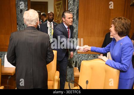 Le secrétaire à la Guerre des États-Unis Pete Hegseth serre la main de la sénatrice des États-Unis Susan Collins (républicaine du Maine) lors d’une audition du sous-comité du Sénat sur le budget de la Défense pour le ministère de la Défense dans l’immeuble de bureaux de Rayburn House, le mardi 12 mai 2026. (Photo de Mattie Neretin/Sipa USA) crédit : Sipa USA/Alamy Live News Banque D'Images