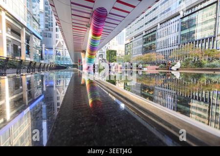 Click Your Heels Together trois fois installation publique par Adam Nathanial Furman, Adams Plaza Bridge, Canary Wharf, Londres, Royaume-Uni Banque D'Images