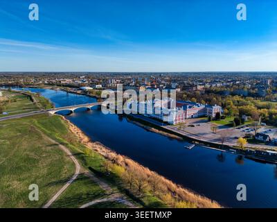 Drone vue du palais de Jelgava et de la rivière Lielupe en Lettonie Banque D'Images