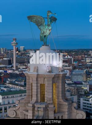 Royal Liver Building sur les quais de Liverpool à Pier Head, un monument emblématique au bord de la rivière Mersey, Merseyside, Angleterre. Banque D'Images