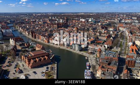 Superbe panorama aérien de la vieille ville médiévale de Gdansk avec l'emblématique rivière Motlawa, architecture historique en briques rouges et colorée Banque D'Images