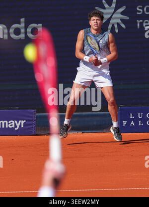Le joueur de tennis américain Ben Shelton qui attend ses adversaires sert au BMW Open 2026 à Munich, Bavière, Allemagne. Banque D'Images