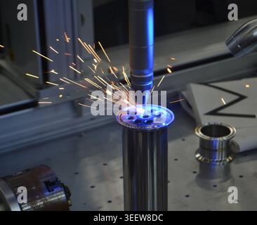 Machine de découpe laser CNC. Découpe laser automatisée du métal avec précision. etabli robotisé 5 axes pour la fabrication laser. Automatisation de la précision. Étincelles. Procédés de fabrication. Technologie CNC de précision Banque D'Images