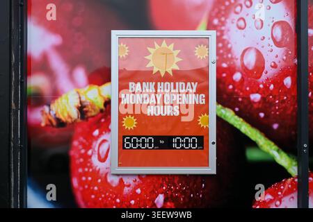 Un panneau de magasin incorrect indiquant les heures d'ouverture basées sur une horloge de 24 heures avec une heure de début de 8 h 60. Banque D'Images