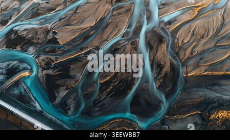 Vue aérienne des chenaux glaciaires tressés complexes coulant à travers des sédiments volcaniques sombres avec une lumière dorée douce met en évidence Skaftarhreppur, Icela Banque D'Images