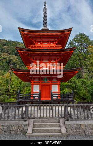 Pagode japonaise rouge en vue de face symétrique Banque D'Images