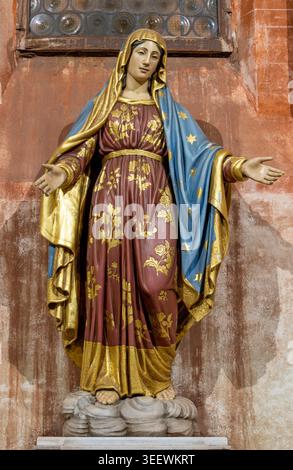 VERCELLI, ITALIE - 16 JANVIER 2026 : la statue polychrome sculptée dans l'église Basilica di Sant Andrea par un artiste inconnu. Banque D'Images
