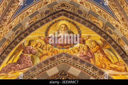 BERGAME, ITALIE - 18 MARS 2026 : le freesco néo-gothique de Dieu le Creatro parmi les anges dans l'église Oratorio dell Immacolata par artis inconnu Banque D'Images