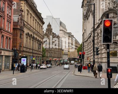Manchester, Royaume-Uni - 2 mai 2026 : rue historique de Manchester avec des lignes de tramway, des bâtiments ornés et des piétons Banque D'Images