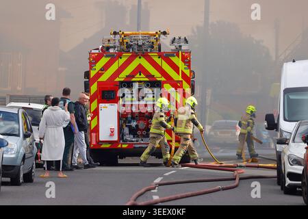 L'équipe d'incendie et les membres du public sur la scène d'un incendie à l'ancien entrepôt de Festival Foods à Osmandthorpe, Leeds, West Yorkshire, Royaume-Uni Banque D'Images