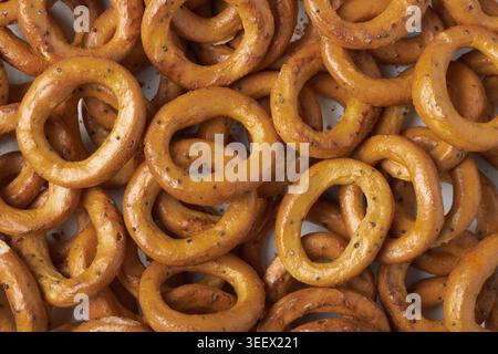 Un fond de délicieux bretzels dispersés, vue de dessus. Banque D'Images