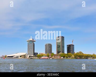 Les gratte-ciel modernes d'Amsterdam avec ses gratte-ciel vus depuis la gare centrale les jours ensoleillés Banque D'Images