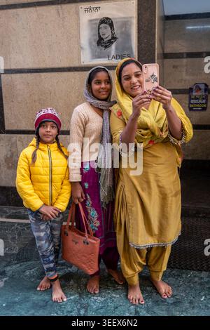Dames sikhes prenant un selfie Banque D'Images