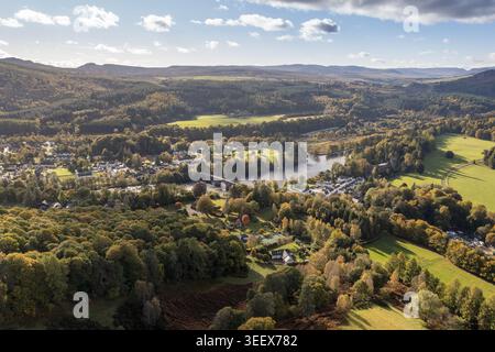 Vue aérienne du pont Dunkeld traversant la rivière Tay entouré de forêts d'automne animées et de collines ondulantes à Dunkeld, en Écosse, au Royaume-Uni. Banque D'Images