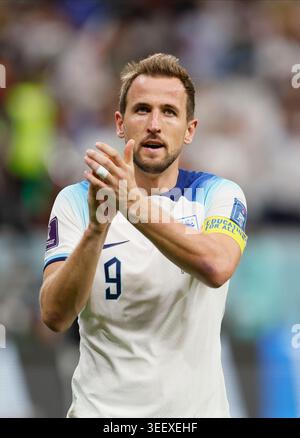 Harry Kane, de l'Angleterre, applaudit les fans après le match de la Coupe du monde Qatar 2022 Round of 16 entre l'Angleterre et le Sénégal au stade Al Bayt le 4 décembre 2022 à Doha, au Qatar. Banque D'Images